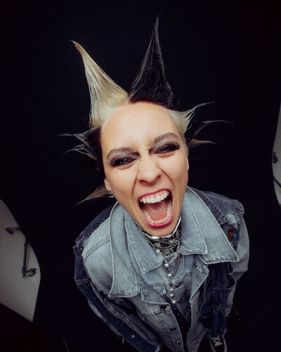 Paula Carolina Spikes Jeans Schrei Eric Joel Nagel