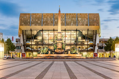 Das Gewandhaus und der Mendebrunnen in Leipzig bei Nacht